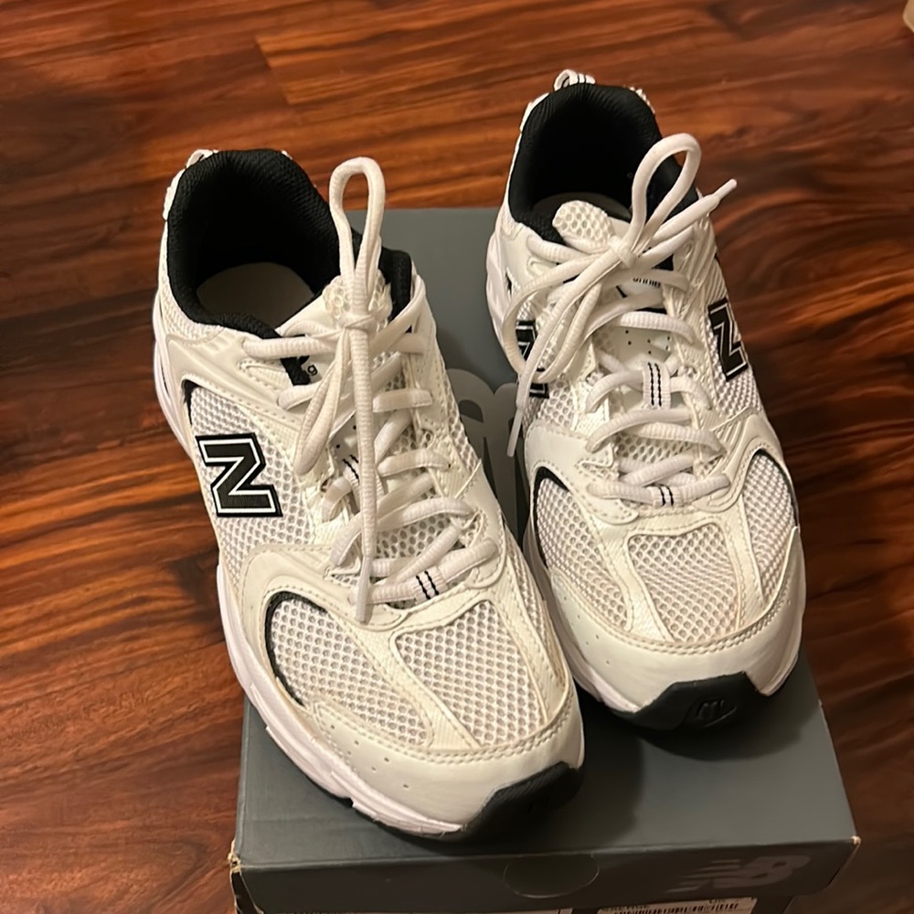 New balance white and black 530